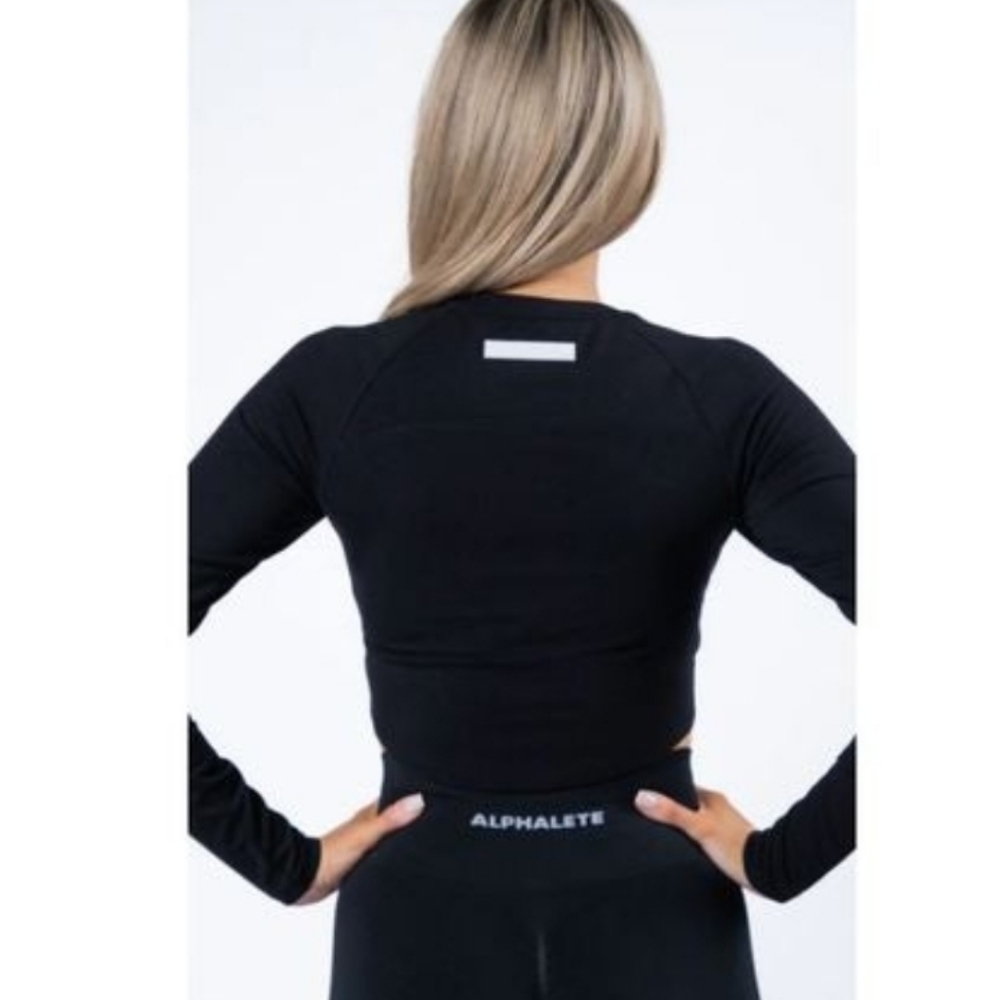NWT premium long sleeve crop - black
